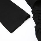 Top corto a maniche lunghe con fibbia e spalle scoperte 