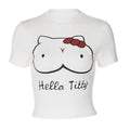 Top corto a maniche corte con scollo rotondo e motivo "Hello Titty" a contrasto