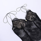 Top in pizzo con spalline sottili e allacciatura a V e schiena scoperta 
