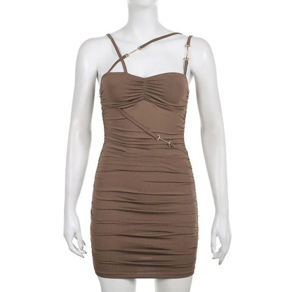 Gerafftes, unregelmäßiges, rückenfreies Minikleid mit massiver Metallkette