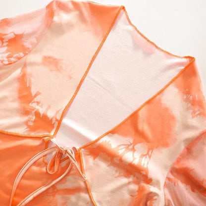 Minikleid mit ausgestellten Ärmeln, Batikmuster und kontrastierendem V-Ausschnitt zum Selbstbinden 
