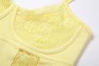 Top corto in pizzo tinta unita con scollo a U e bottoni 