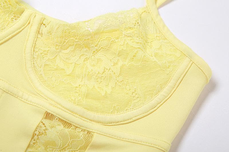 Top corto in pizzo tinta unita con scollo a U e bottoni 