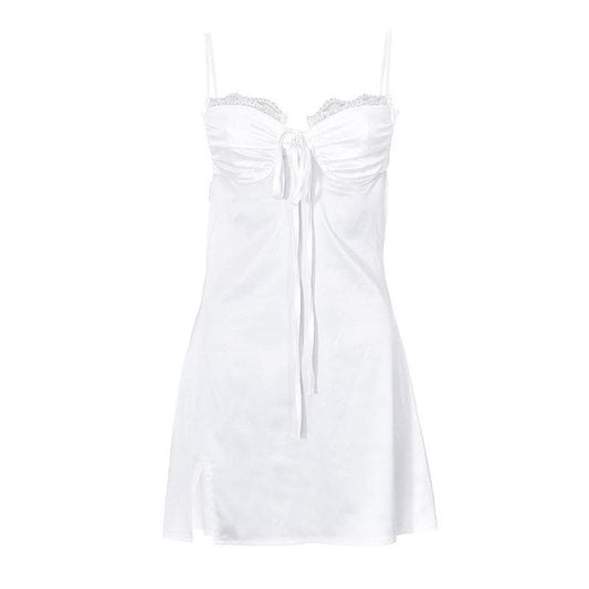 Rückenfreies Camisole-Minikleid mit gerüschtem Spitzensaum und Schlitz zum Selbstbinden 