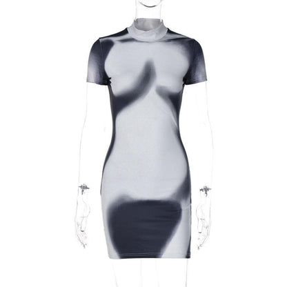 Kurzärmliges, hochgeschlossenes Minikleid mit kontrastierendem Bodyprint 