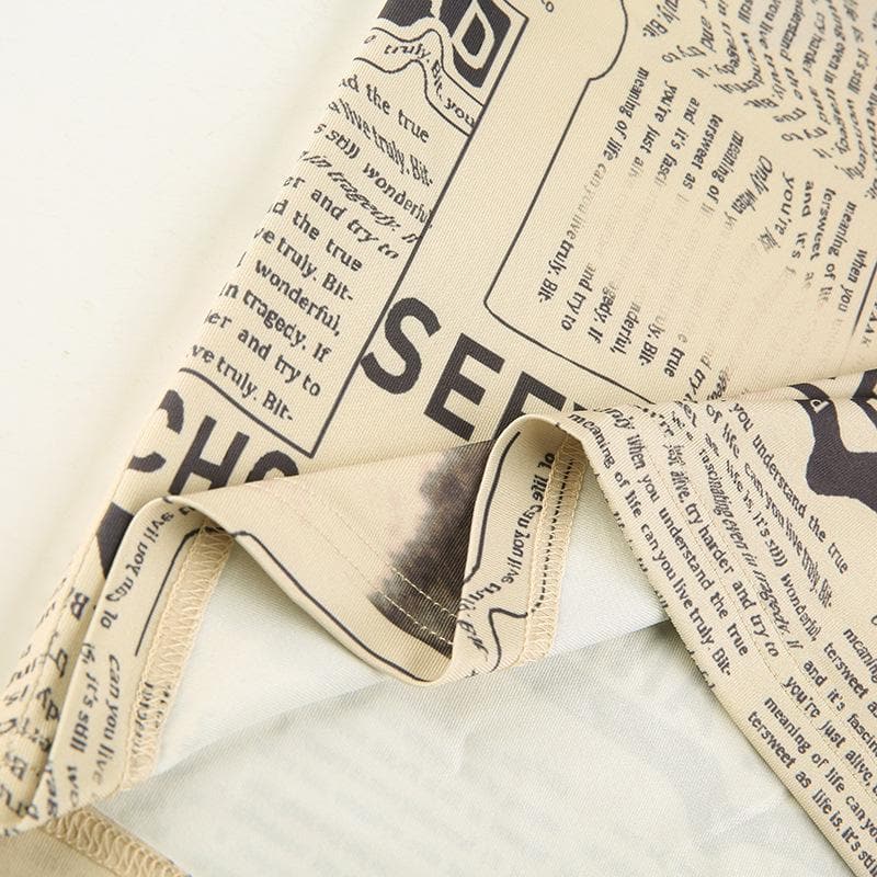 Gonna midi a vita alta con spacco e stampa di giornale a contrasto 