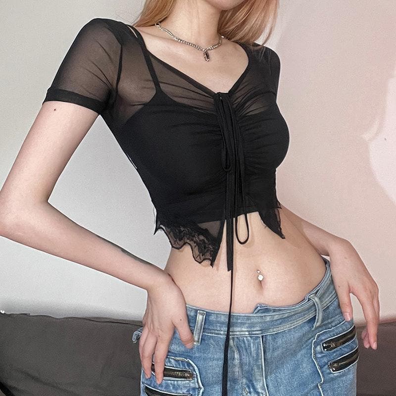 Top corto in 2 pezzi con scollo all'americana, maniche corte in rete e orlo in pizzo. 