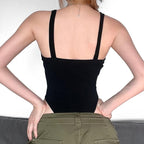 Body senza schienale con scollo a U traforato e applicazione "A" con fibbia 