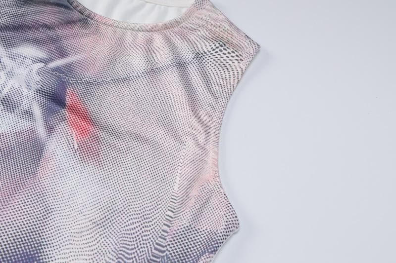 Contrast print sleeveless crewneck crop top