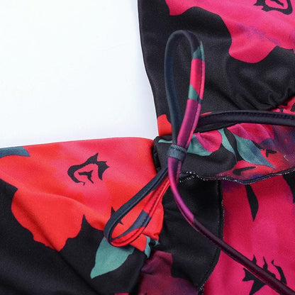 Rückenfreies Camisole-Minikleid mit Rüschen und Blumenmuster in Kontrastfarbe und V-Ausschnitt