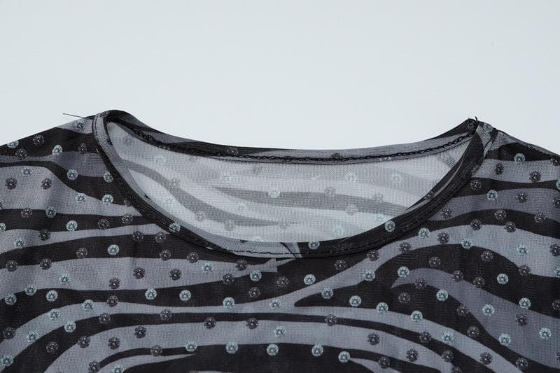 Transparentes Maxikleid aus transparentem Netzstoff mit langen Ärmeln, Schlitz und gewelltem Kontrast 