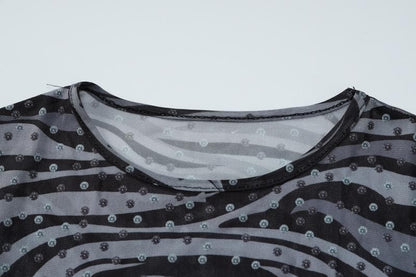 Transparentes Maxikleid aus transparentem Netzstoff mit langen Ärmeln, Schlitz und gewelltem Kontrast 