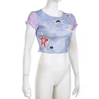 Top corto tie-dye con maniche a cappuccio e motivo a stelle arricciate a contrasto 