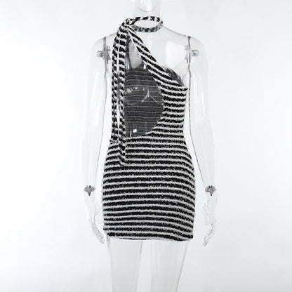 Flauschiges, rückenfreies Neckholder-Minikleid mit Kontraststreifen und unregelmäßigen Bändern