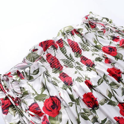 Schulterfreies, kontrastierendes, langärmliges, rückenfreies Minikleid mit Blumenmuster 