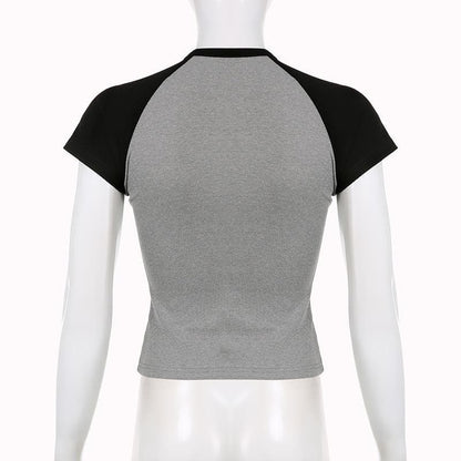 Top a maniche corte con scollo rotondo e stampa patchwork astratta a coste 