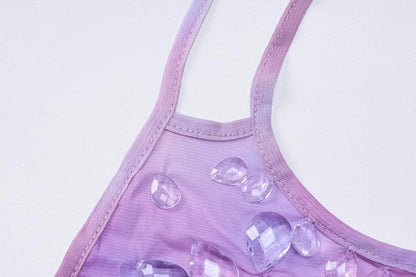 Rückenfreies Neckholder-Crop-Top zum Selbstbinden mit transparentem Netzstoff und Batikmuster und Steinanhänger 
