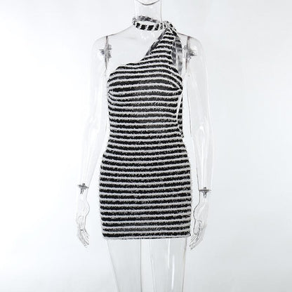 Flauschiges, rückenfreies Neckholder-Minikleid mit Kontraststreifen und unregelmäßigen Bändern